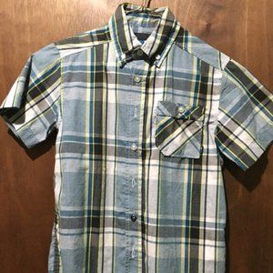 Boys size 8 button down short sleeve shirt (LIKE NEW)
